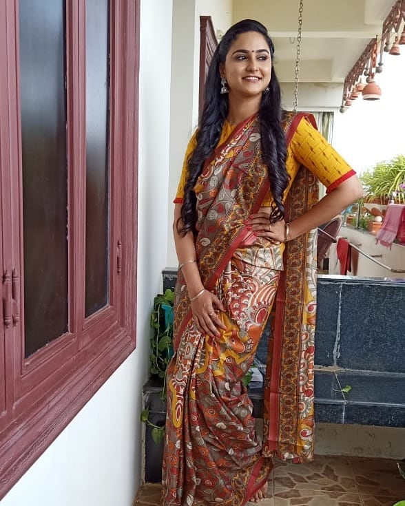 TELUGU TV ANCHOR KASI ANNAPURNA STILLS IN MARRON SAREE 4